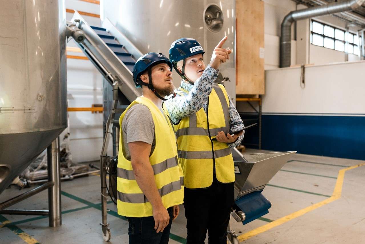 Bakery consultant managing bakery project with customer