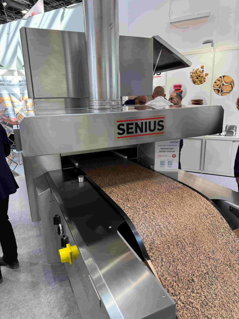 Senius-uunin muotoilu messuosastolla, mukana sähkö- ja kaasutoiminto.